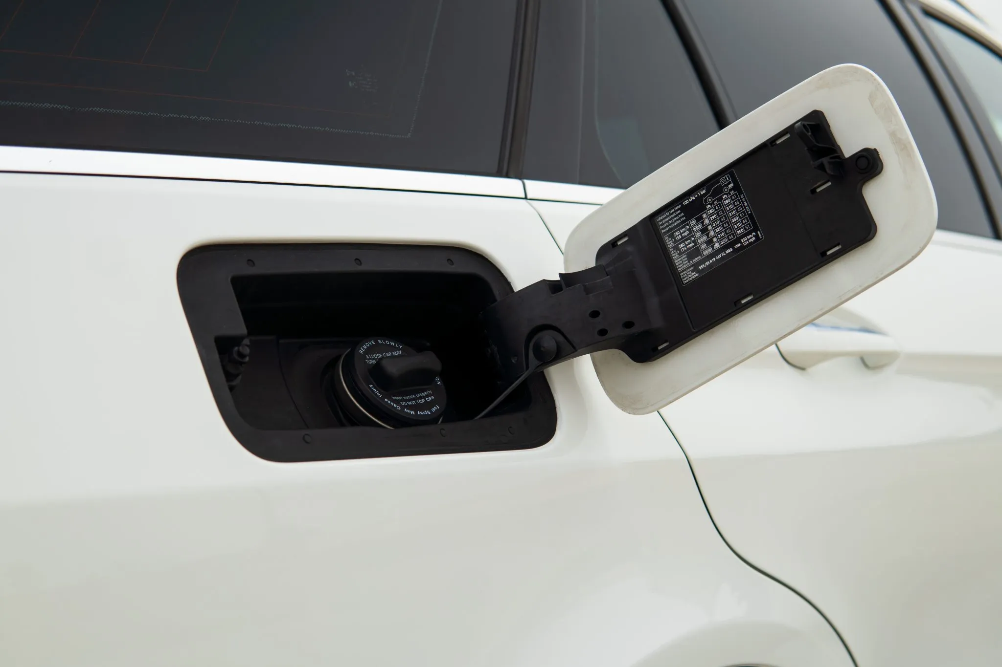 2016_mercedes-benz_e63-s-amg-wagon_VH_2857-60900-scaled-yHSNcX